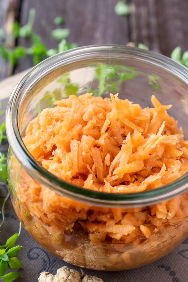 carote fermentate con lo zenzero in vasetto di vetro immagine