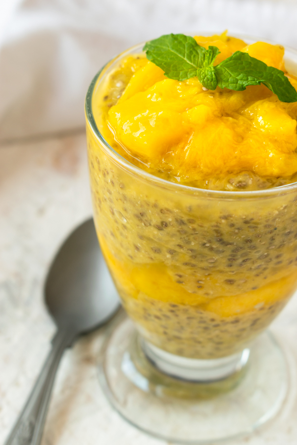 Coppa di vetro con budino al mango e semi di chia immagine