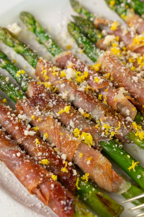 Asparagi chetogenici con prosciutto, parmigiano e limone immagine