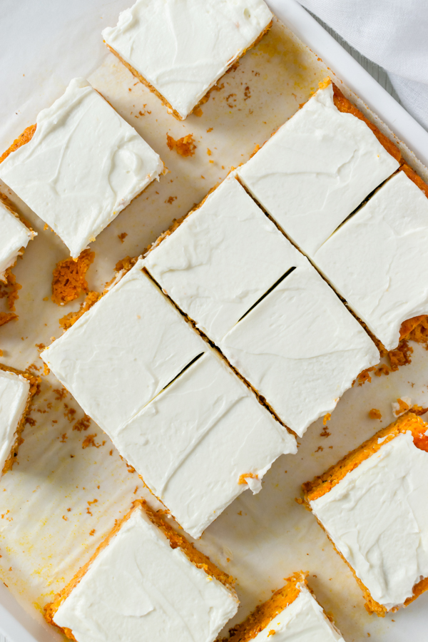 Quadrati di torta di zucca chetogenica su un vassoio bianco immagine