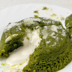 Torta Lava Cake Matcha E Cioccolato Bianco immagine