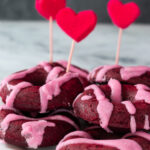 Donuts Chetogenici Red Velvet Con Glassa Rosa immagine