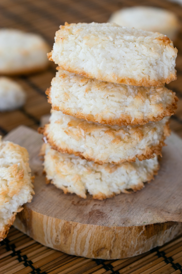 Pila di biscotti al cocco con pochi carboidrati immagine