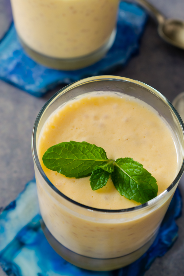 Budino con mango e perle di tapioca in bicchiere di vetro immagine