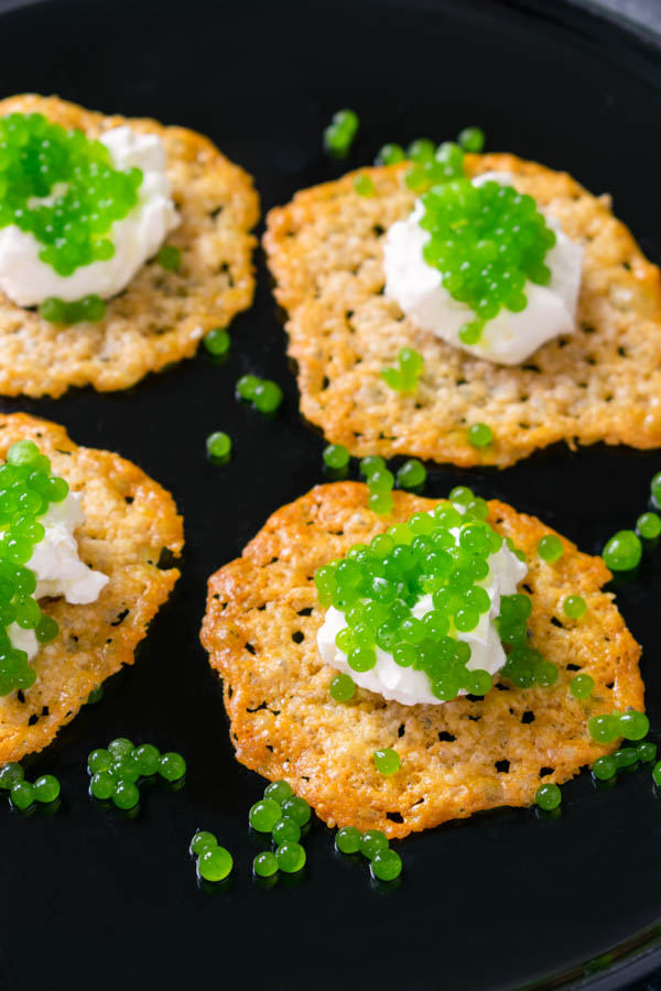 Parmigiano Croccante Con Perle Di Prezzemolo e panna acida immagine