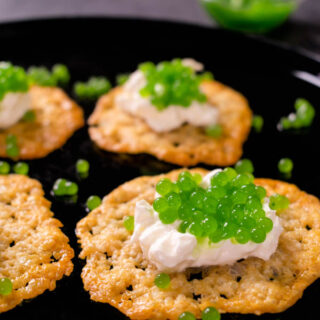 Sfoglie Di Parmigiano Con Caviale Di Prezzemolo E Crème Fraîche immagine