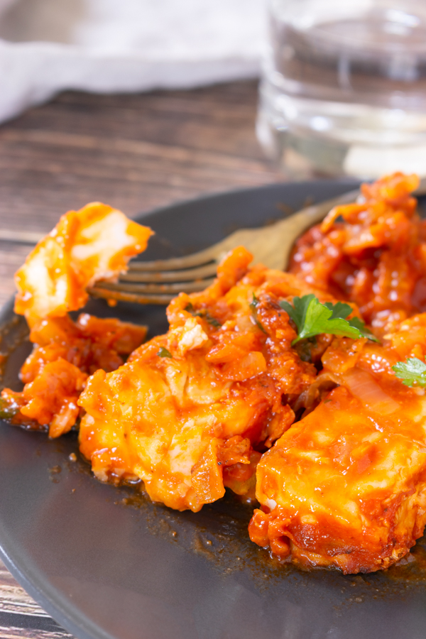 Filetti di merluzzo cotti in padella con pomodoro, sedano, carote e cipolla immagine