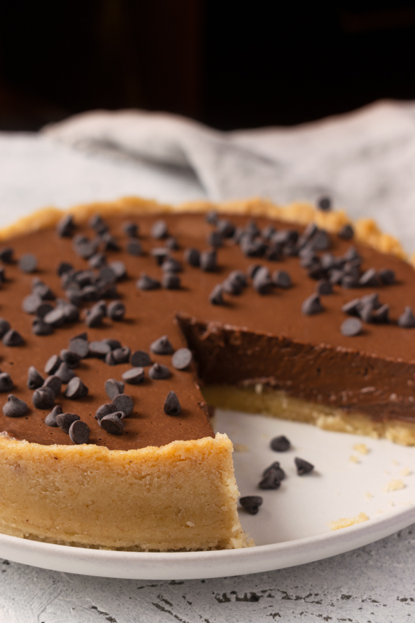 Cheesecake al cioccolato e cocco chetogenica decorata con gocce di cioccolato immagine