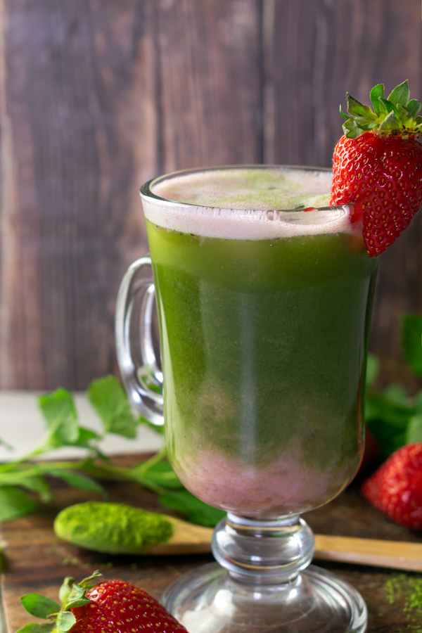 Bevanda estiva al tè matcha con latte alla fragola decorato con fragole fresche immagine