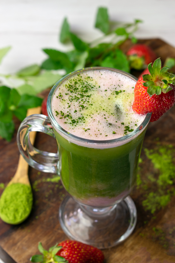 Bicchiere con tè verde e fragole immagine