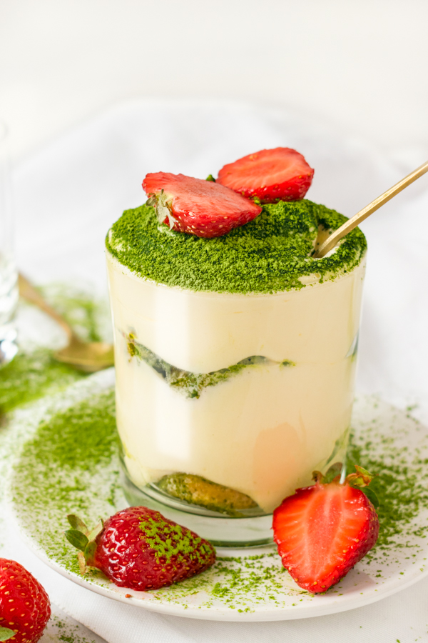 Tiramisù in bicchiere decorato con fragole e tè matcha immagine