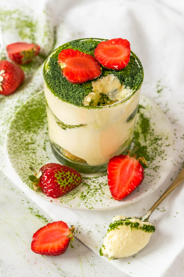 Tiramisù al tè verde decorato con fragole immagine