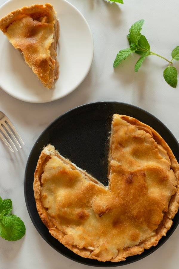 Torta di mele paleolitica e senza glutine su tavolo bianco immagine