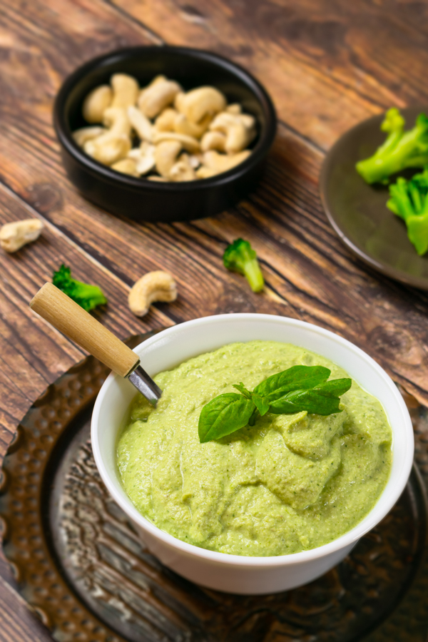 Pesto di Broccoli Vegano e Paleo immagine