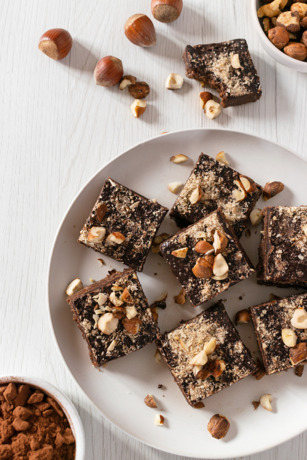 Brownies vegani alle nocciole e senza cottura immagine