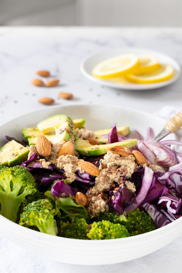 Insalata di avocado, broccoli e cavolo cappuccio immagine