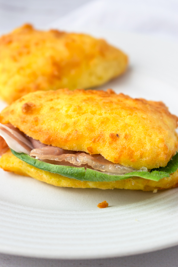 Scone chetogenico farcito con prosciutto e insalata immagine