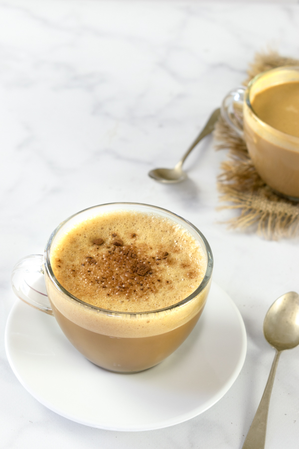 Cappuccino vegano con latte di mandorle immagine