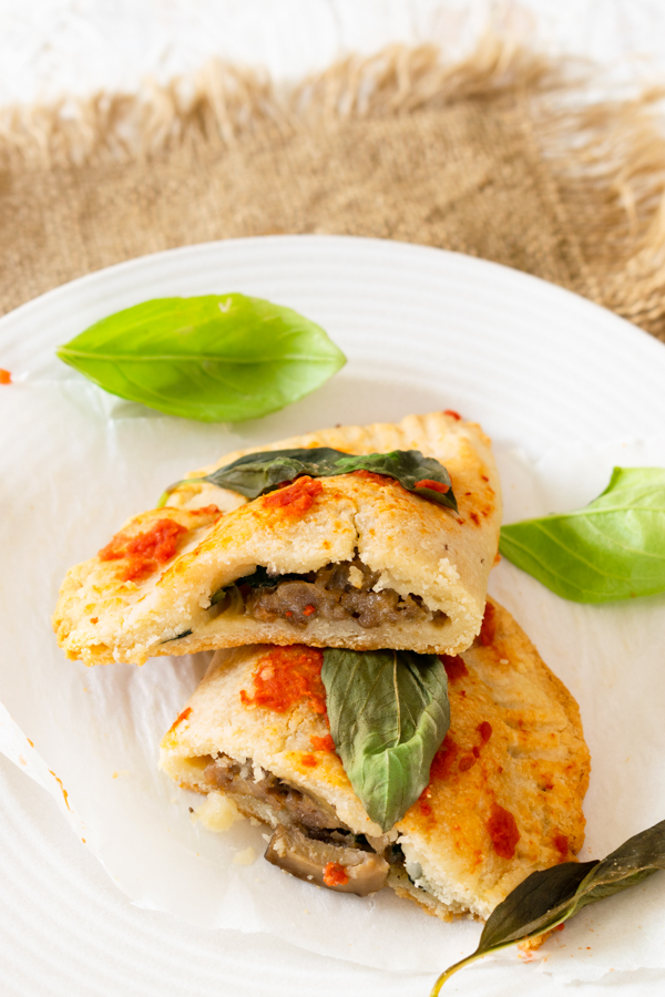 Calzone pizza paleo con salsiccia e cipolla immagine