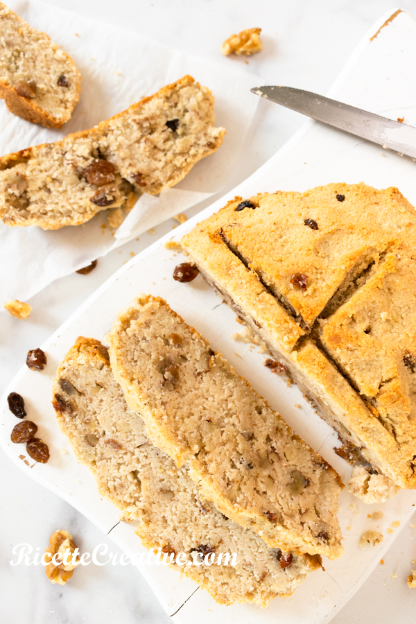 Pane Irish Soda chetogenico con noci e uvetta immagine