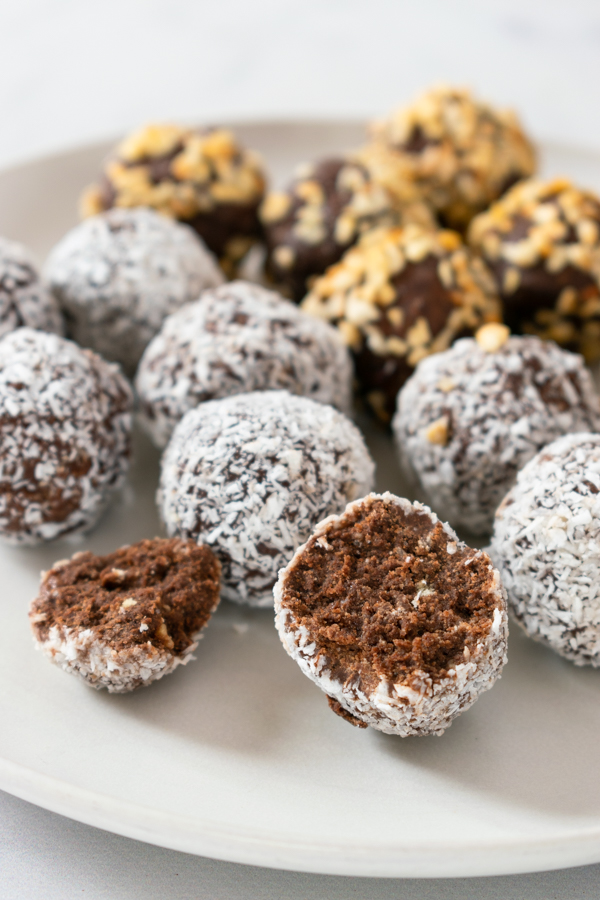 Palline vegane al cioccolato e cocco immagine