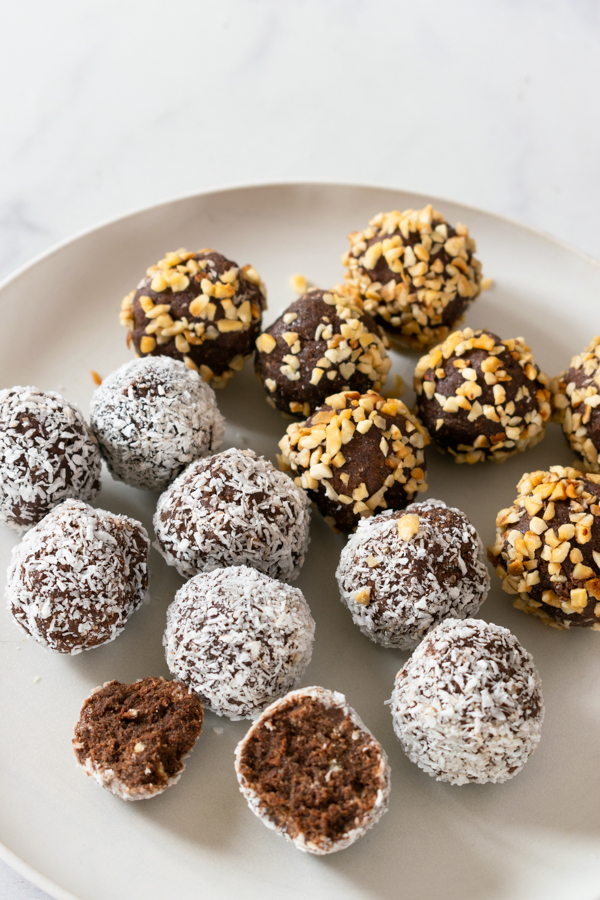 Palline al cioccolato e cocco  paleo e vegane su piatto bianco immgine