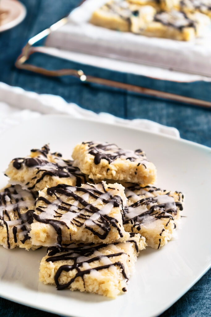 Barrette chetogeniche al cocco glassate al cioccolato e vaniglia