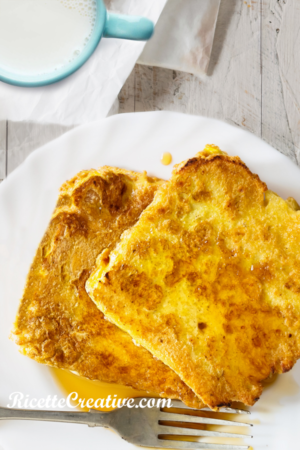 Colazione con pochi carboidrati formata da latte e toast alla francese chetogenici