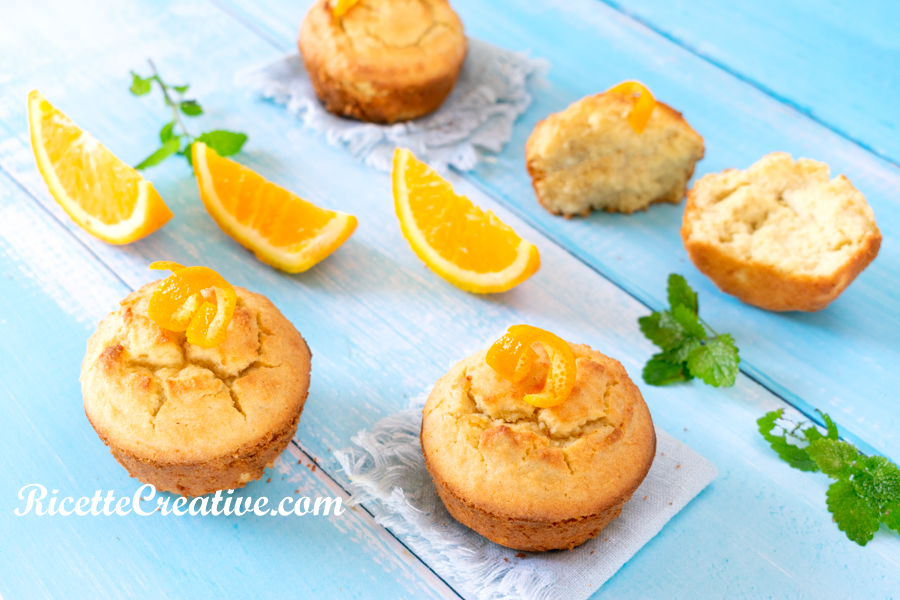 Muffin all'arancia con pochi carboidrati su tavolo azzurro