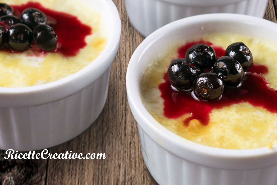 Crema al Cocco chetogenica decorata con frutti di bosco freschi